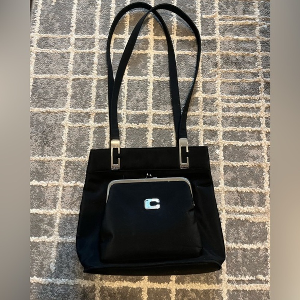 Chenson black shoulder bag. Kiss lock front compartment. Silver‎ accents